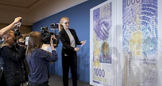 Journalisten filmen am Dienstag in Z&uuml;rich das Erscheinungsbild der neuen 1000er-Note. Die neue Banknote kommt am 13. M&auml;rz in Umlauf.