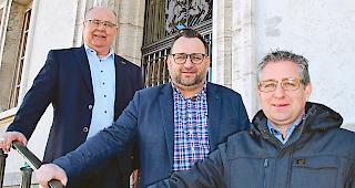 Fusionsbereit. Die Gemeindepr&auml;sidenten auf den Stufen des Visper Rathauses, wo ab 2025  die &shy;gemeinsame Verwaltung der fusionierten Grossgemeinde untergebracht sein k&ouml;nnte.  Von links: &shy;Niklaus Furger, Ren&eacute; Abgottspon und Reto Zimmermann.