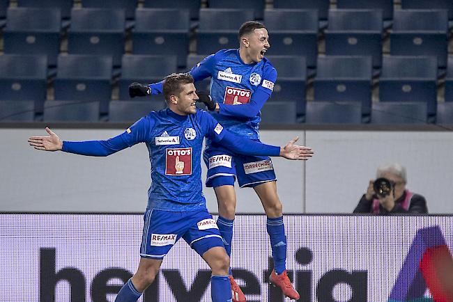 Pascal Schuerpf (links) und Ruben Vargas von Luzern feiern das 2:0 beim Schweizer Cup