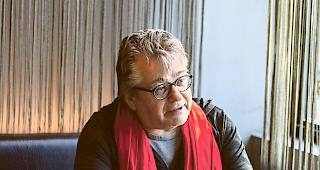 Gefragter Regisseur. Hermann Anthamatten bedauert, dass die H&uuml;rden f&uuml;r Amateurb&uuml;hnen immer h&ouml;her werden.Foto WB/Alain Amherd