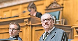 Invalidenversicherung. Kommissionssprecher Christian Lohr, CVP/TG, rechts, er&ouml;ffnet neben dem Walliser Philippe Nantermod die Debatte.