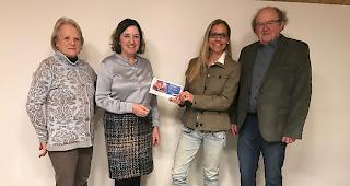 Sch&ouml;ne Geste. Franziska Lutz, Vizepr&auml;sidentin &laquo;MitM&auml;nsch Oberwallis&raquo;, Nicole Ruppen, Pr&auml;sidentin &laquo;MitM&auml;nsch Oberwallis&raquo;, Eva Jenni, Administration Verein Kultur Zermatt, und Othmar Perren, Pr&auml;sident Verein Kultur Zermatt (v.l.), anl&auml;sslich der Check&uuml;bergabe.