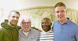 Unterst&uuml;tzung. Martin Zeiter, Raphael Rotzer, Pfarrer Kenneth Ekeugo und Daniel Rotzer (von links).