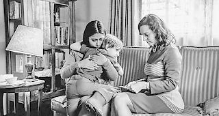 Verbunden. Cleo (links) und Sofia in &laquo;Roma&raquo;: Das Schicksal &shy;verbindet die beiden Frauen.Foto zvg