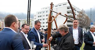 Grund zum Anstossen. K&uuml;nstler Edelbert W. Bregy giesst den OK-Mitgliedern Champagner ein. In Naters gilt ab sofort: &laquo;Es lebe die Musik&raquo;.