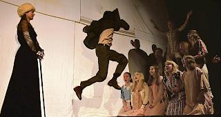 Willkommen in G&uuml;llen. Mit Gesang wird die alte Dame in ihrem Heimatdorf G&uuml;llen begr&uuml;sst.