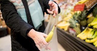 Plastiks&auml;cke. Motion&auml;re fordern Staatsrat auf, Bestimmungen zum Verbot von Gratis-Plastiks&auml;cken im kantonalen Detailhandel auszuarbeiten.