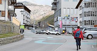 Im Fiescher Dorfzentrum gehen wegen des &Ouml;V-Hubs Gesch&auml;fte und Dienstleistungsbetriebe zu.