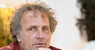 Grosser Erz&auml;hler. Alex Capus ist einer der erfolgreichsten Schweizer Autoren. Sein neustes Buch &laquo;K&ouml;nigskinder&raquo; ist mehr als eine vordergr&uuml;ndige Liebesgeschichte.