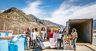 Umzug nach Afrika. Ende Februar hat die Familie Imhasly mit der Hilfe zweier M&ouml;belpacker in Raron den Schiffscontainer f&uuml;r ihr neues Leben in Kamerun beladen. Wann das Hab und Gut von Yolande (Vierte von links) und Reinhard Imhasly (Sechster von links) in Kamerun eintreffen wird, ist ungewiss.