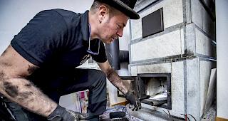 Von Oberwald bis Salgesch. Mit seinen Dienstleistungen an Feuerungsanlagen beugt Kaminfegermeister Roland Loretan Br&auml;nden vor.