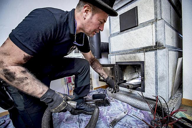 Von Oberwald bis Salgesch. Mit seinen Dienstleistungen an Feuerungsanlagen beugt Kaminfegermeister Roland Loretan Bränden vor.