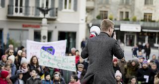 Rund 200 Personen nahmen am Freitagnachmittag an der Kundgebung auf dem Briger Sebastiansplatz teil. 