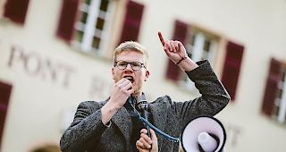 Hier und laut. Samuel Kehl bei der Kundgebung gestern auf dem Sebastiansplatz.