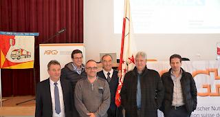 <b>Der Vorstand.</b> Ein Teil des Vorstands der ASTAG Sektion Oberwallis mit Pr&auml;sident Fridolin Seiler (aussen links) formiert sich um die neue Verbandsfahne.