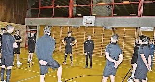 Trainer Ivan Holosnjaj (Mitte) im Kreise seiner Spieler.