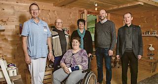 Teamarbeit. Von links: Ren&eacute; Wyssen, Leiter Betreuung, Emil  Zuber, Bewohner, Hilda Wasmer, Bewohnerin, Margot Willisch, Pflegedienstleitung, Markus Lehner, Heimleitung, und Thomas  Antonietti, Ethnologe, arbeiteten gemeinsam an der Ausstellung &laquo;Vom Hausmittel f&uuml;r Leib und Seele zu Palliative Care&raquo;.
