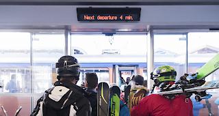 Zwischenbilanz. Zahlen sollten sich auf finanzielle Ergebnisse der Walliser Bergbahnen auswirken. Doch trotz ausserordentlich guter Schneebedingungen werde die Zeitspanne bis Ostern eine &laquo;echte Herausforderung&raquo;. (Bild: Talstation Matterhorn-Express)