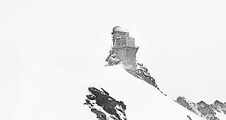 Planetarische Welten. In &laquo;Orbit&raquo; erschuf David Zehnder mit dokumentarischen Fotografien eine surrealistische Welt, die an eine  Science-Fiction-Szenerie &shy;erinnert.Foto David Zehnder