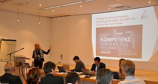 Dr. Esther Sch&ouml;nberger, Pr&auml;sidentin der Schweizerischen Konferenz kaufm&auml;nnischer Berufsfachschulen, spricht im Briger Alfred Gr&uuml;nwald Saal zu knapp 80 Schuldirektoren aus dem ganzen Land.