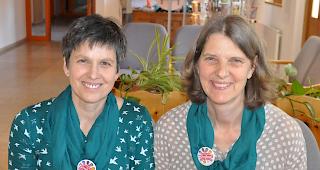 Die neue Pr&auml;sidentin des KFBO, Yolanda Oggier (links), mit ihrer Vorg&auml;ngerin Nicole Zenh&auml;usern vor der Generalversammlung am Donnerstag im Bildungshaus St. Jodern in Visp.