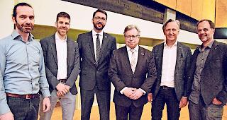 Expertenrunde. Nicolas Rothen, Stefan N&uuml;nlist, Damien Carron, Michael Zurwerra, Peter Summermatter und Per Bergamin (von links) pr&auml;sentierten ihre Vorstellungen zur Schule der Zukunft.Foto wb