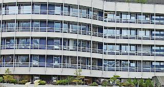 Umbau. Im Spital Brig werden k&uuml;nftig 320 Patientenbetten zur Verf&uuml;gung stehen, 180 im umgebauten  Rundbau, die anderen 140 Betten im Neubau.Foto wb