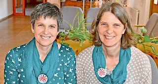 Abgel&ouml;st. Die neue Pr&auml;sidentin des KFBO, Yolanda Oggier, mit ihrer Vorg&auml;ngerin Nicole Zenh&auml;usern (rechts) vor der Generalversammlung am Donnerstag im Bildungshaus St. Jodern in Visp.