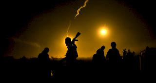 Die von den USA unterst&uuml;tzten Syrischen Demokratischen Streitkr&auml;fte beobachten am 12. M&auml;rz einen Angriff auf die letzte IS-Bastion in Baghus, Syrien.