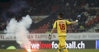 Sitten-Torh&uuml;ter Kevin Fickentscher verl&auml;sst das Feld, nachdem Grasshoppers Fans w&auml;hrend des Super League-Fussballspiels FC Sitten gegen GC im Stade de Tourbillon in Sitten am 16. M&auml;rz Pyros angez&uuml;ndet hatten.