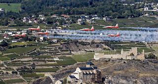 Die Kunstflugstaffel der Schweizer Luftwaffe, Patrouille Suisse, fliegt an der internationalen Breitling Sion Airshow in Sitten am 15. September 2017.