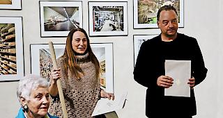 Siegerduo. Monique Coulin und Ren&eacute; Ruis &uuml;berzeugten die Jury mit der Fotoserie &laquo;Le Valais vu d&rsquo;en bas&raquo;.Foto WB