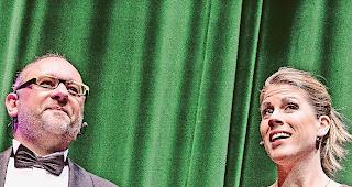 Teamwork. Karim Habli und Mich&egrave;le Ursprung f&uuml;hrten souver&auml;n durch den Abend.