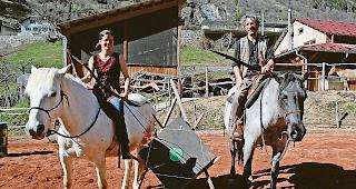 Nicole Glanzmann und Roger Ittig vor ihrem Stall unterhalb von M&ouml;rel.
