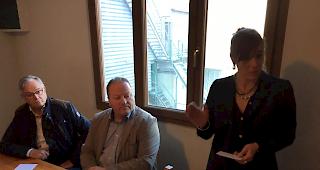 Pressekonferenz am Mittwochvormittag bei Valb&eacute;ton in Bramois mit Pierre-Andr&eacute; Donnet, Direktor AVEmploi, Fran&ccedil;ois Glassey, Verantwortlicher von Valb&eacute;ton, und Chiara Meichtry, Vize-Direktorin Walliser Baumeisterverband (von links).