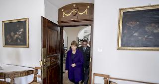 Konsequent. Mitarbeitende des VBS d&uuml;rfen von R&uuml;stungsfirmen keine Einladungen mehr annehmen. Das hat Verteidigungsministerin Viola Amherd verf&uuml;gt.