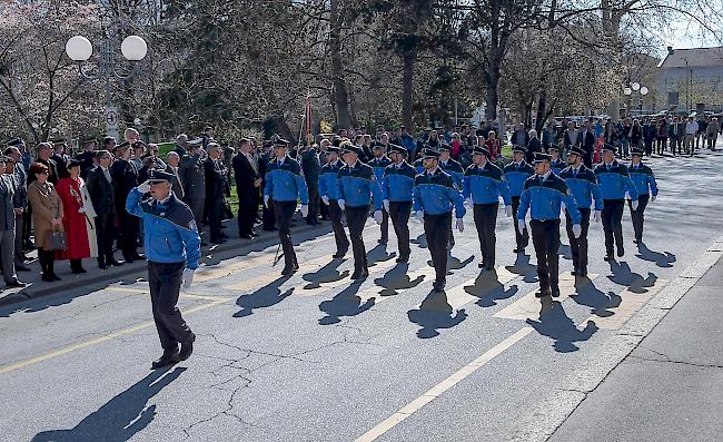 Defilee. Angeführt von der Ehrengarde und dem Spiel der Kantonspolizei Wallis wurden die angehenden Polizistinnen und Polizisten zur Kathedrale von Sitten begleitet.