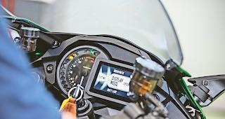 Neuzeitlich. TFT-Displays, w&auml;hlbare Fahr-Modi, Traktionskontrolle und die Vernetzung mit dem Smartphone.Fotos Wb/alain amherd