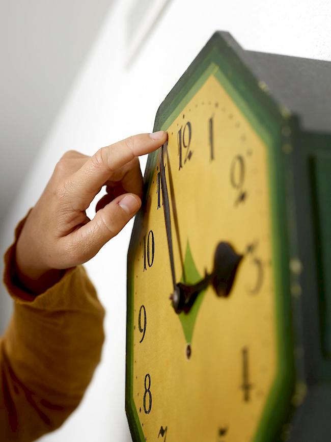 Seit 1996 stellen die Menschen in allen EU-Ländern einheitlich die Uhren am jeweils letzten Sonntag im März eine Stunde vor und am letzten Oktober-Sonntag wieder eine Stunde zurück.
