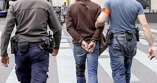 Intervention. Schweizer Polizisten setzten im vergangenen Jahr in 12 F&auml;llen Schusswaffen ein, 45 Mal kam ein Taser zum Einsatz. (Symbolbild)