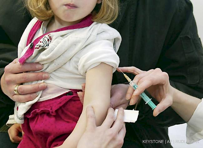 Seit Jahresbeginn sind dem Bundesamt für Gesundheit (BAG) fast 100 Fälle gemeldet worden. Damit die Masern in der Schweiz eliminiert werden können, müssten mindestens 95 Prozent der Kinder sowie alle nach 1963 geborenen Erwachsenen mit zwei Dosen geimpft werden.