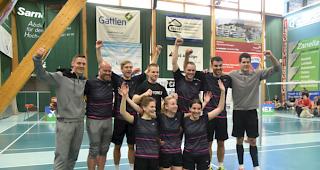 Nach oben. Das Aufstiegsteam: Kai Waldenberger, Ivan K&uuml;rzinger, Janno Millius, Nathan N&auml;pfli, Loris Pfammatter, Yoann Freysinger und Marco Fux (hinten, von links) sowie Salome N&auml;pfli, Michelle Fux und Laura Blumenthal (vorne, von links). Fotos wb