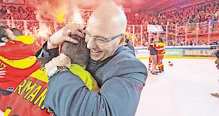 Mit Trainer Dany Gelinas ist dem HC Siders der Aufstieg in die Swiss League gegl&uuml;ckt. 