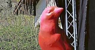 Blick nach Osten. Der Feuervogel mit Kissen und Stein.