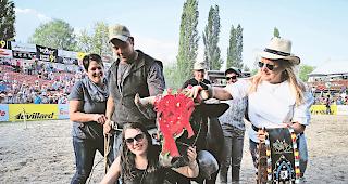 Triumph. Die Familie Williner feiert den Sieg von &laquo;Veielett&raquo; am Nationalen 2018 in Aproz.Foto wb