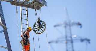 Neue Strommasten im Unterwallis, ein wichtiges Leitungsprojekt f&uuml;r Swissgrid. (Bild: Industriezone Chandoline, Sitten)