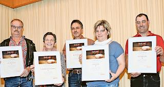 Mit Diplom und Goldstern. Charly Seematter, Moosalpe; Roberta Heinzmann, Heida/Visperterminen; Max Gurten, Binneralp; Michaela Vogel, Ginals, und Marcel Mounir, Fluhalp (von links), anl&auml;sslich der Auszeichnung in V&eacute;troz.