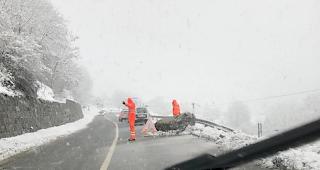 Auf der Strasse nach M&ouml;rel ist ein Stein auf die Strasse gest&uuml;rzt, er wurde inzwischen wegger&auml;umt.