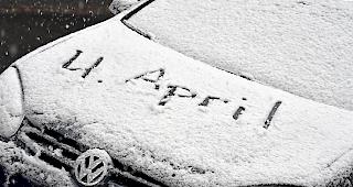 Wegen des Schneefalls am 4. April war der Bahnverkehr eingeschr&auml;nkt und Strassen wurden gesperrt.