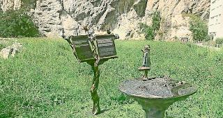 Eine Station von 17. F&uuml;r den neuen Skulpturenpark von Sitten: Der Prototyp einer Station  mit dem Textpult. Foto zvg